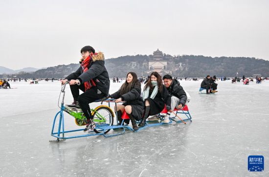 1月1日，游客在颐和园冰场玩冰车和冰上自行车。新华社记者 陈晔华摄
