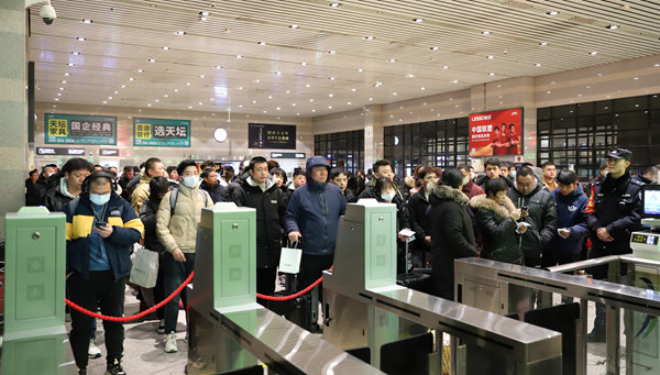 耀世：2024年春运开启 北京首趟高铁列车发出